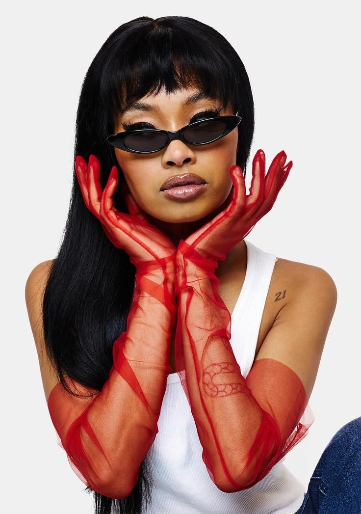 Guantes rojos traslúcidos