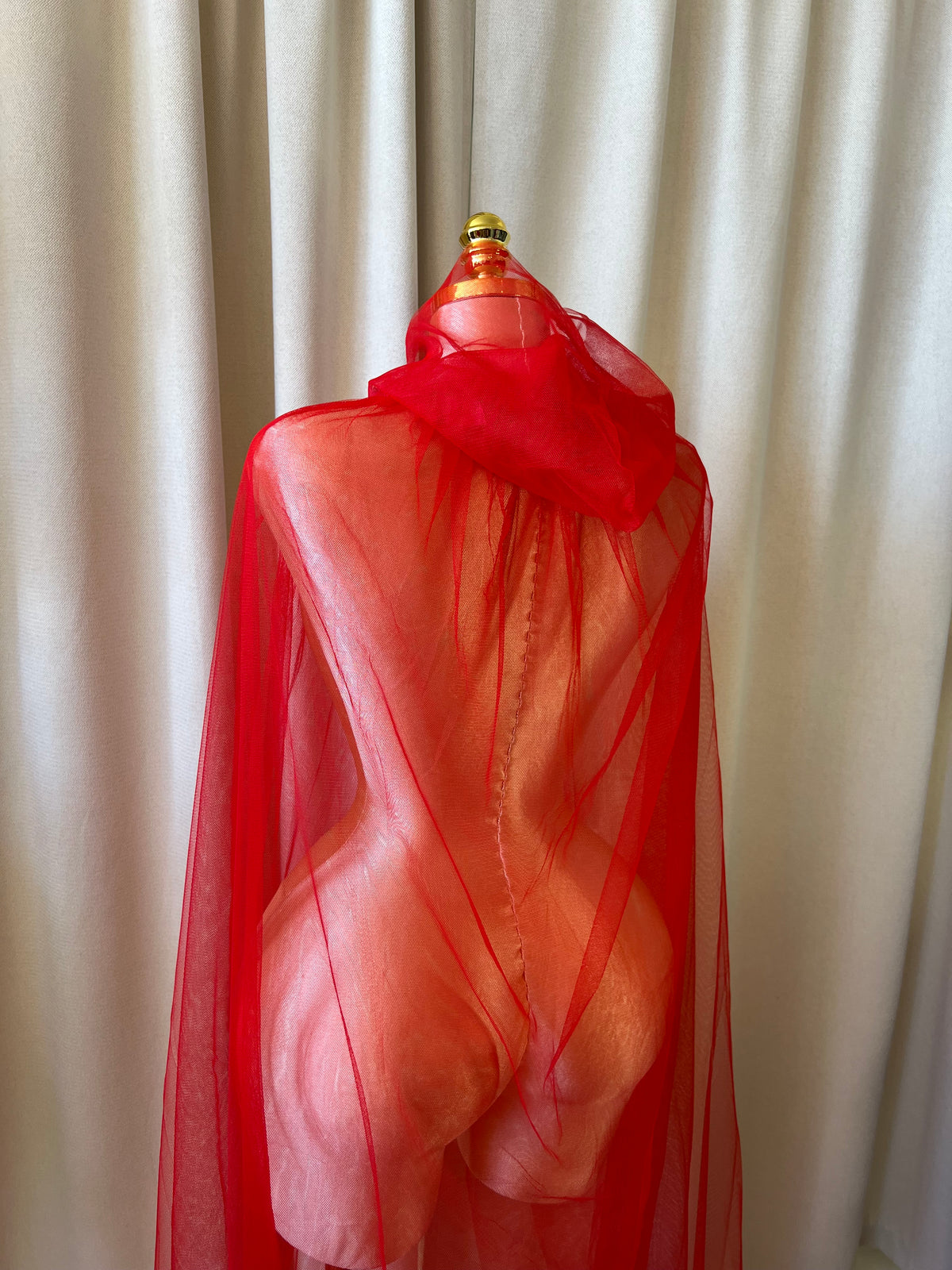 Capa larga traslúcida roja